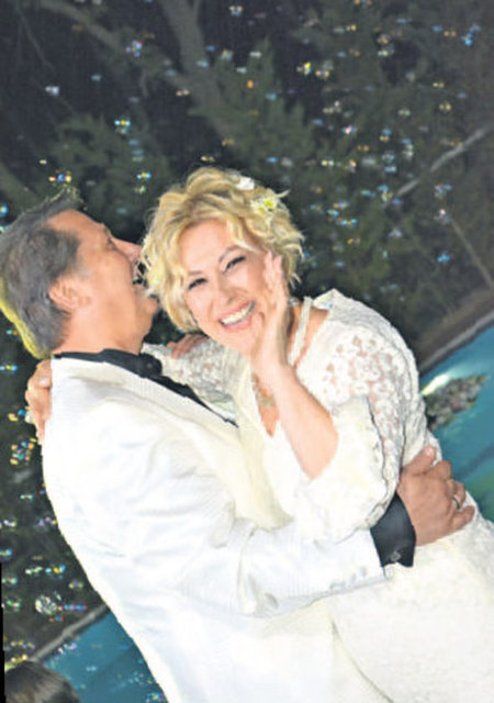 Günaydın'da yer alan hebere göre, Kıbrıs'ta kıyılan nikahın ardından Tekirdağ Saray'daki çiftlik evinde yakın dostlarının katılımıyla gerçekleşen düğünde; Ahmet Özhan sahneye çıktı.