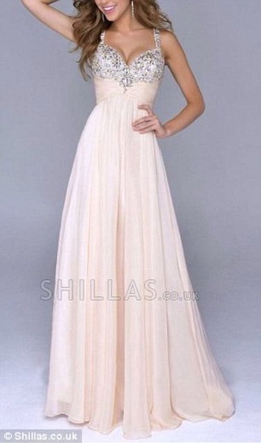 Balo kıyafeti için heyecanla Çin internet sitelerinden sipariş veren genç kızlar gelen kıyafetler ve internette gösterilen arasındaki farkı görünce hayal kırıklığı yaşıyor.  -  