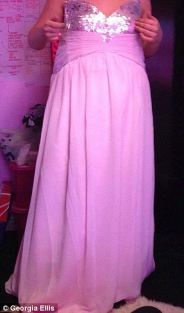 Dailymail'in haberine göre; internetten satın aldığı kıyaferlerin tam bir hayal kırıklığı olduğunu ifade eden genç kızlar, kıyafetler arasındaki farkları fotoğrafını yayınladı.  -  