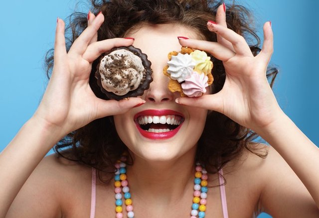 5-Kolesterol dengesini bozar: Journal of The American Medical Association'da yayınlanan bir çalışmada; aşırı şeker yüklemesinin, karaciğerinin kötü kolesterol üretimini arttırmasına sebep olduğu yönünde bir teori öne sürülmüştür.