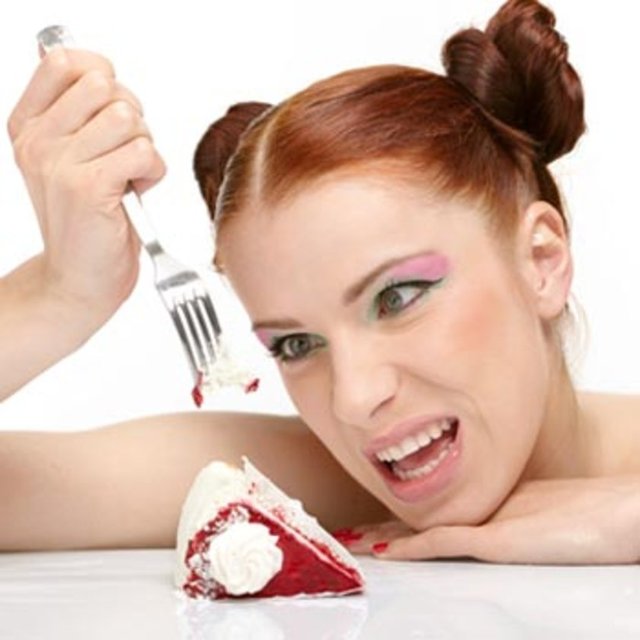 8-Şeker sizi gözü dönmüş bir canavara çevirir: Yeni yapılan çalışmalara göre, aşırı ve düzenli şeker yemek, beynin vücuda tok olduğunu anlatma yetisini bozar.