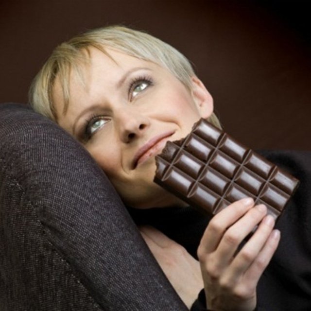 10-Şeker, gülümsemenizi alt üst eder: Şekere, belki de daha iyi hissetmek için uzanıyoruz ama en sonunda tam tersi bir sonuç elde ediyoruz.