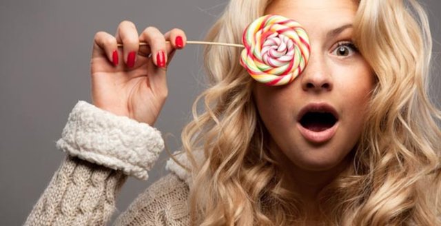 7-Şeker sizi bir bağlımya çevirir: Çok sık şeker tüketen insanlarda, bir süre sonra "iyi hissetmek için" şekere ihtiyacı olduğu toleransı gelişir.