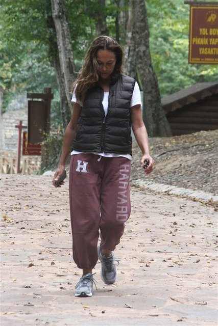 Vatan'ın haberine göre, böyle bir şeye hiçbir zaman ihtiyaç duymadığını söyeleyn güzel yıldız "Yaşlanmak da güzel" diye konuştu.