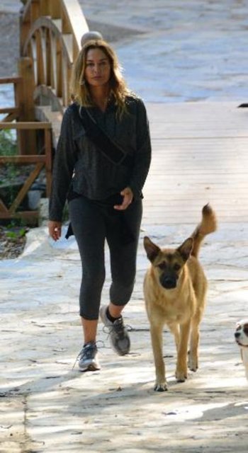 Hülya Avşar, gazetecileri görünce sporu yarım bıraktı.