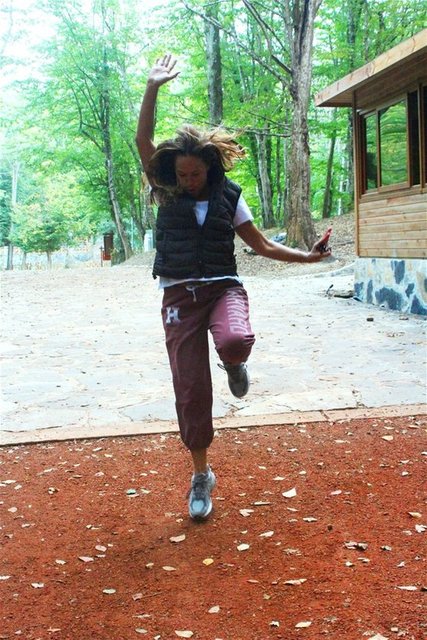 Belgrad ormanlarında yürüyüş yaparken objektiflere takılan Avşar,  "Aman yüzümü  çekmeyin botoks yaptırdığım belli olmasın" dedi.