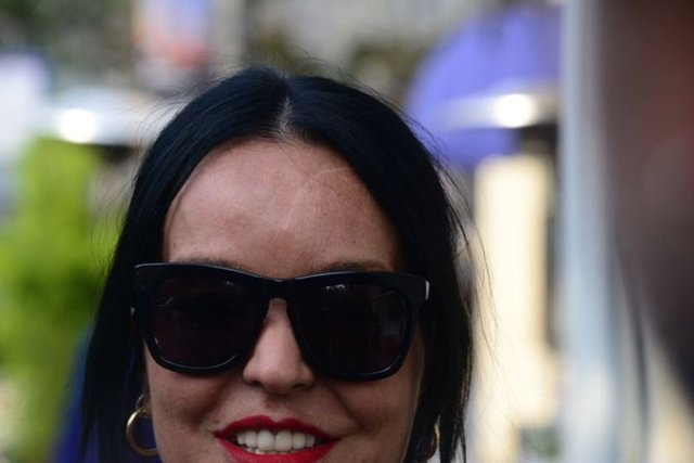 Güzel şarkıcının eleştirilerden etkilendiği ve kaşlarını yeniden siyaha boyadığı görüldü.