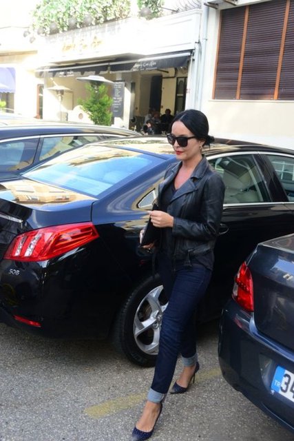 Yeni haliyle hayranları tarafından eleştirilen Bengü, önceki gün Bebek'te objektiflere takıldı.