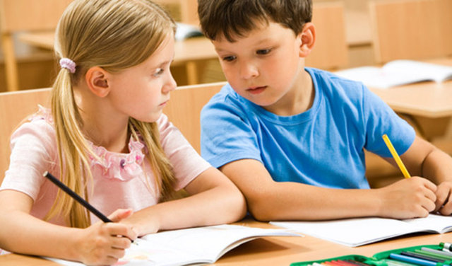 3-Seçme şansın olsa sınıfta kimin yanında oturmak isterdin? Kimin yanında oturmayı istemezdin? Neden?