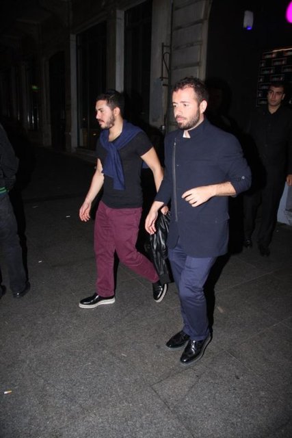 Emre Aydın önceki gece kardeşi Yiğit Aydın'ın Beyoğlu'ndaki doğum gününe katıldı.
