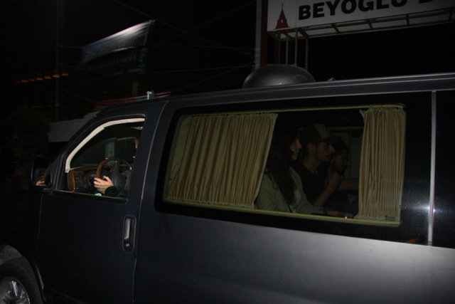 Fotoğrafları çekilince kardeşi Yiğit Aydın'la birlikte muhabirlerin üzerine yürüyen Aydın, bir yandan da "Aracımın içini çekemezsiniz" diye bağırdı.