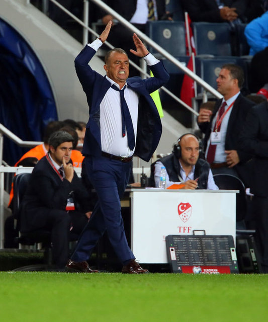 Çekler'in ikinci golünden sonra Fatih Terim yedek kulübesinde çılgına döndü.  - Peş peşe yapılan savunma hatalarına kızan tecrübeli hoca, bir ara elindeki su şişesini yere fırlattı.