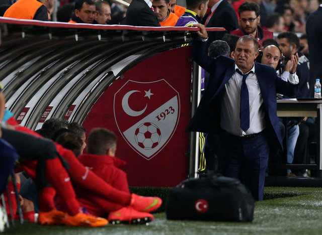 Zaman zaman kulübeye dönerek "Ben daha ne yapayım" dercesine dert yandı.