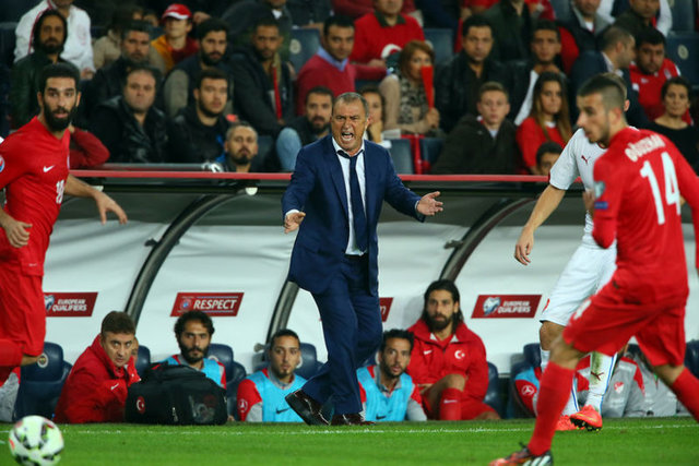 Özellikle savunma hataları ve basit top kayıpları Terim'i çileden çıkardı.