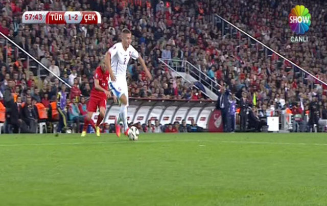 Tecrübeli hocanın iki elini başına koyduğu an kameralara böyle yansıdı.