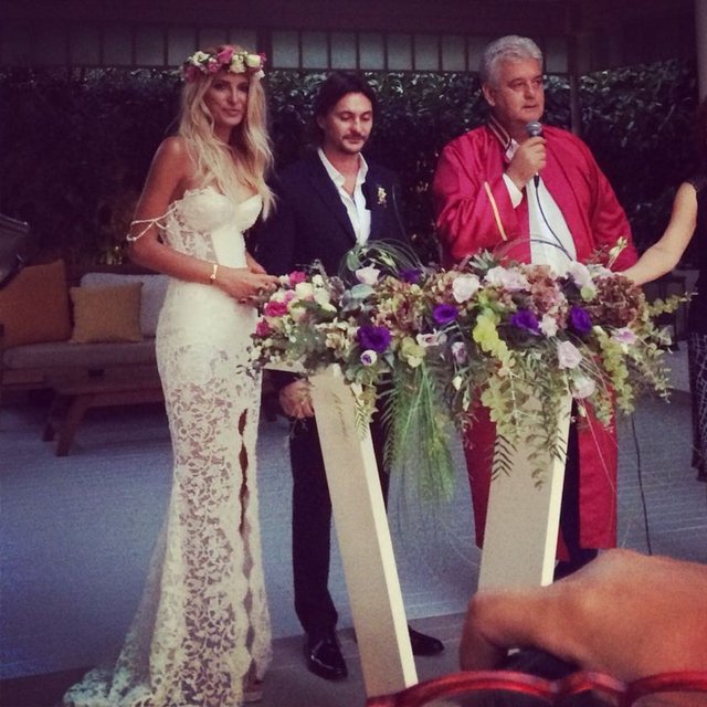 Posta'nın haberine göre; Ünlülerin yaşam koçu Şeyda Coşkun 22 Ağustos'ta sevgilisi Uğursay Yeğin ile İzmir Çeşme'de nikah masasına oturmuştu.