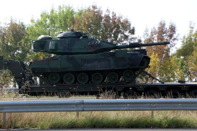 1'İNCİ Ordu Komutanlığı'na bağlı birliklerden Suriye sınırına ve Güneydoğu'ya tank sevkiyatı devam ediyor.