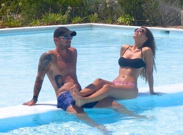 Galatasaray'ın Hollandalı yıldızı Wesley Sneijder ile manken eşi Yolanthe Cabau, Instagram'dan paylaştıkları fotoğraflara gelen yorumlardan dolayı sosyal medyada fotoğraf paylaşmama kararı almıştı.