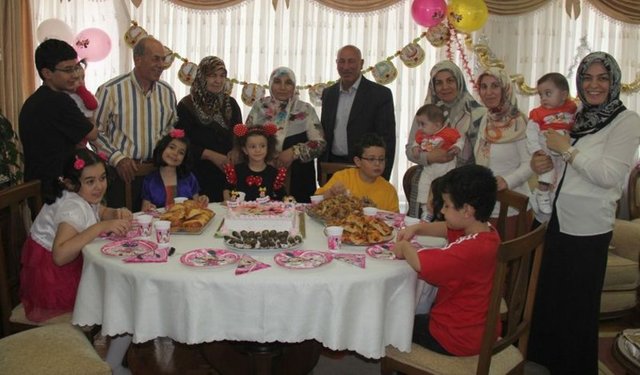 Van Depreminde enkaz altından 47 saat sonra çıkarılan ve depremin simgesi haline gelen "Azra bebek", memleketi Sivas'ta, annesi, dedesi, babaannesi ve amcasıyla üçüncü yaş gününü kutladı