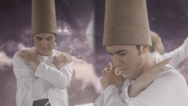 Mustafa Ceceli, 'Es' adlı albümünde yer alan 'Aşikardır Zat-ı Hak' isimli şarkıya klip çekti.