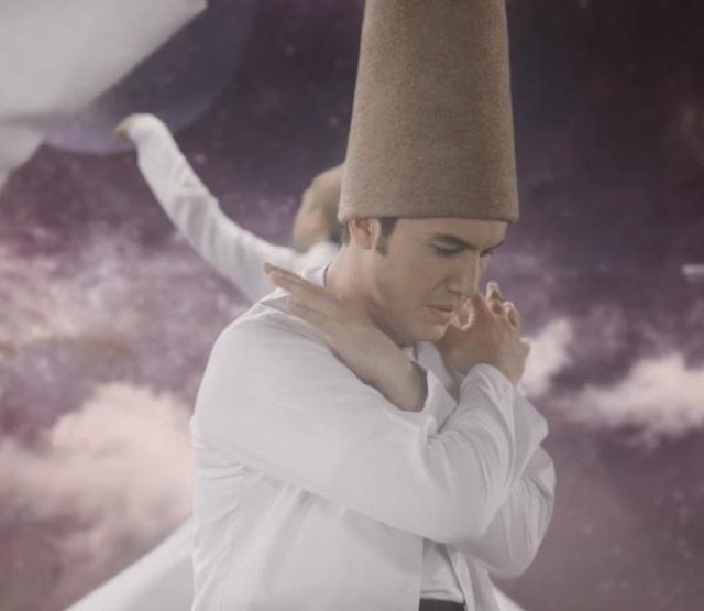 Yakın bir zamanda klibin İngilizce ve Arapça versiyonu da yayınlanacak.