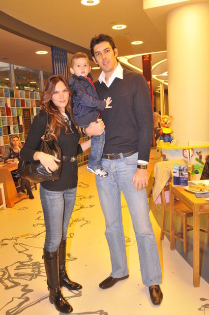 Milli basketçi Kerem Gönlüm ile Elif Gönlüm 1999'da aşk yaşamaya başlamış, Temmuz 2005'te evlenmişti.