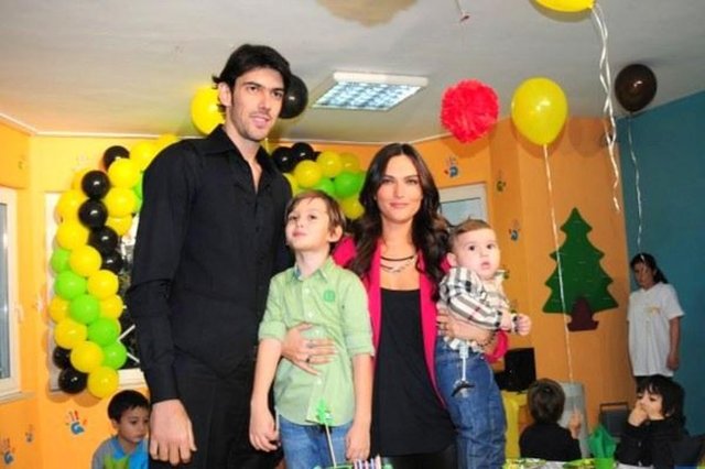 Keremcan (6.5) ve Keremalp (1.5) adlarında 2 oğlu bulunan Elif Gönlüm, "Aşkta mantık aranmaz. Çünkü o zaman aşk dibine kadar yaşanmaz.  -