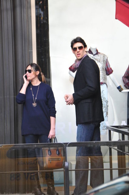 -  - Bizim evliliğimizde de inişler, çıkışlar ve uyuşmazlıklar oluyor. Böyle durumlarda Kerem ile uzatmayı, olayı büyütmeyi sevmeyiz. Bir öpücükle barışı sağlarız" dedi.