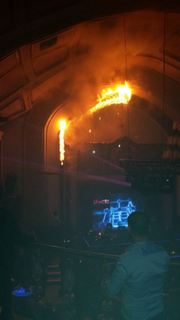 Sahnede bulunan perde, konfetiler yüzünden tutuştu ve yandı...