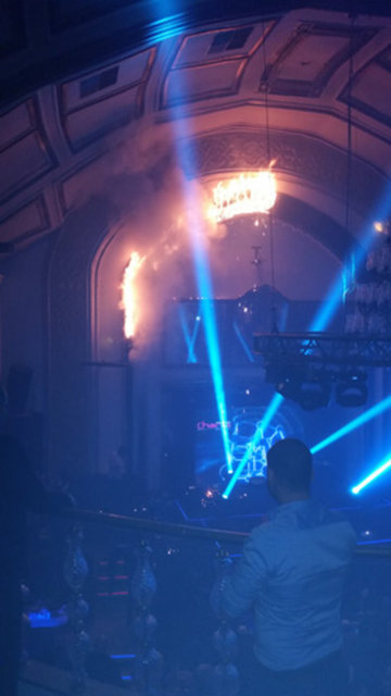 Bu esnada Yener ve sevgilisi, aceleyle mekanı terk etti...