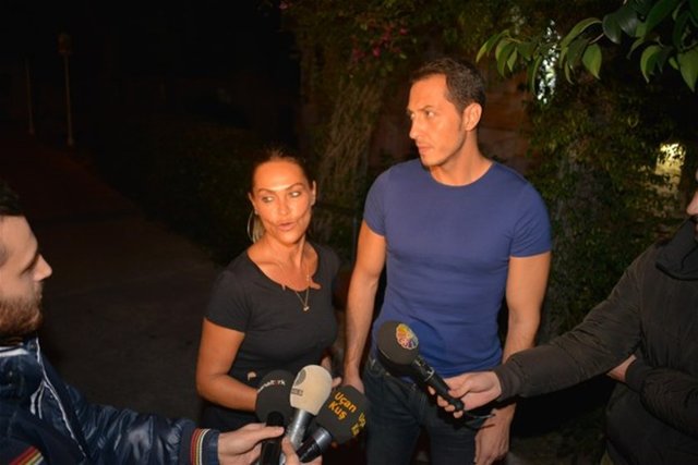 Vatan'ın haberine göre; partiye, birlikte oynamak istediği ve yeni jön olarak gösterdiği Ali Aksöz'le birlikte gelen Avşar, çıkışta da yakışıklı oyuncuyu kapıya kadar uğurladı.