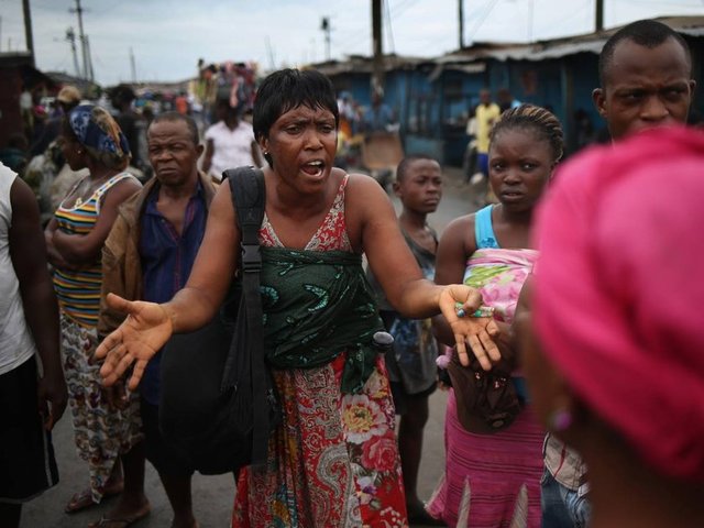 Yakınları ölen karantina altındaki Liberyalılar, cenaze işlemleri için zaman zaman isyan çıkartıyor.