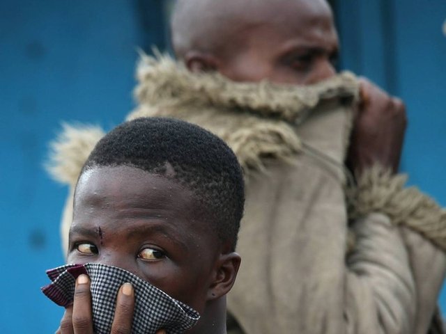 Ebola virüsünden hayatını kaybeden bir hasta polis eşliğinde götürülürken, Liberya halkı böyle izliyor...