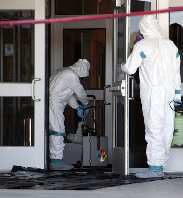 Belton Teksas'ta Ebola alarmı sebebiyle tatil edilen okul, yetkili sağlık ekiplerince dezenfekte ediliyor.