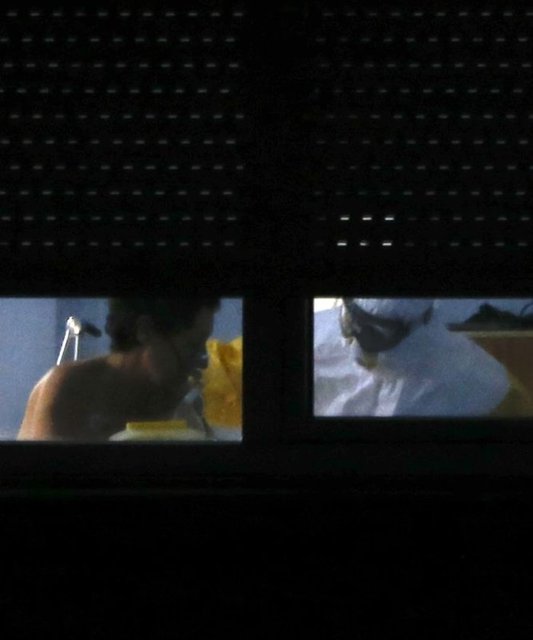 Avrupa'nın ilk Ebola hastası İspanyalı Teresa Romero, Madrid'de bulunan Carlos III hastanesindeki karantina odasında...