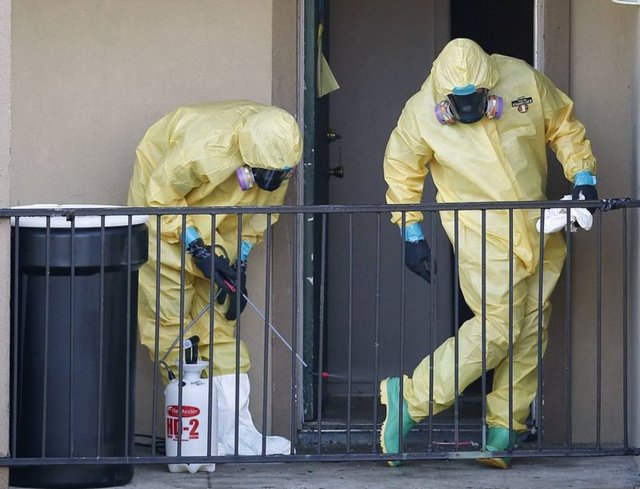 ABD'de Ebola sebebiyle hayatını kaybeden Thomas Eric Duncan'ın evini temizleyen ekip...