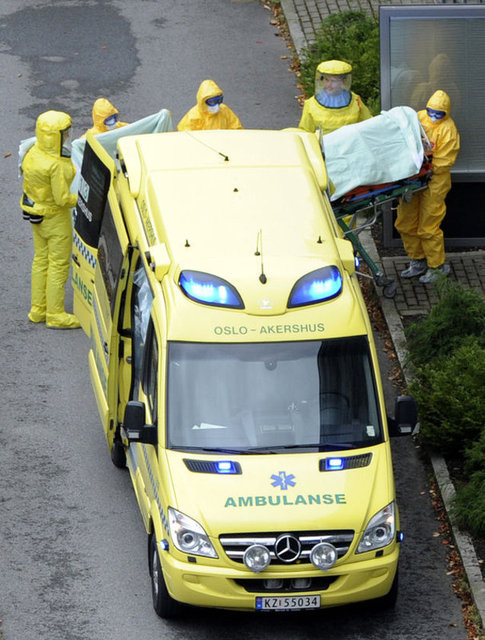 Norveç'te Ebola virüsü taşıdığı şüphesiyle hastaneye kaldırılan bir hasta...