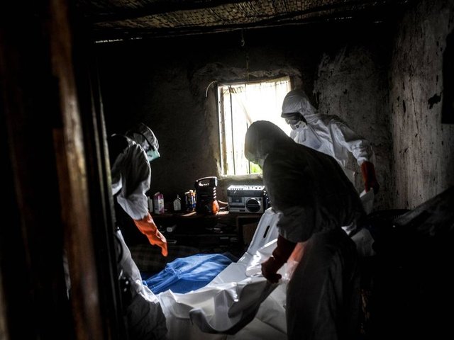 Gencin cesedinin defin işlemleri ve evin dezenfekte edilmesi için bir grup gönüllü iş başında...