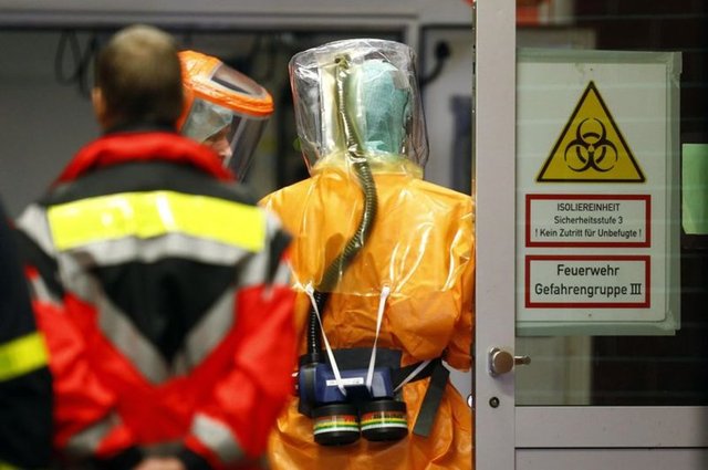 Frankfurt Havaalanı'na Ebola şüphesi ile getirilen hasta böyle karşılandı.