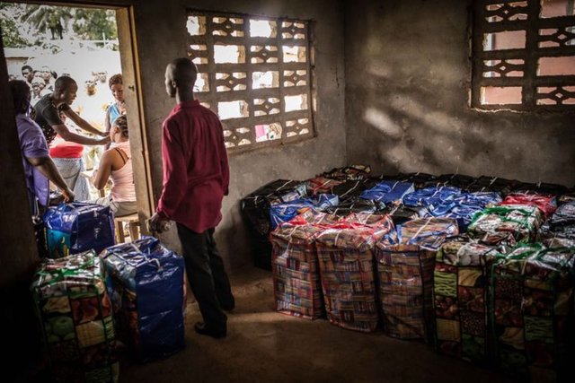 Birleşmiş Milletler Çocuklara Yardım Fonu (UNICEF), Liberya'da Ebola salgınını önlemek amacıyla başkent Monrovia'da bulunan SKD köyü'nde 395 aileye sabun, su arıtma cihazı ve bilgilendirme broşüründen oluşan Hijyen paketleri dağıttı. -