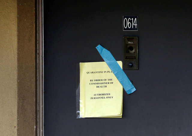 Teksas'ta yaşayan ve Ebola için gönüllü olarak çalışırken virüse kağılarak hayatını kaybeden Thomas Eric Duncan'ın evinin kapısına asılan not...