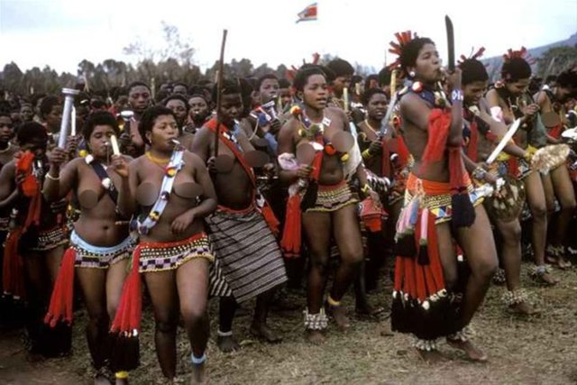 2011'deki törenlere katılan kızlar arasında Swaziland'da büyük tehdit altında yaşayan albino gençler de bulunuyordu.