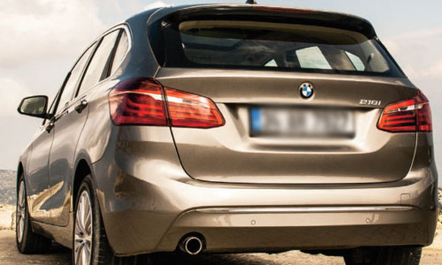 218i - Active Tourer'in - bire bir rakibi ise - Mercedes B Sınıfı. - Kompakt MPV - sınıfı araçların - Türkiye'deki satış - rakamı yılda yaklaşık - 15 bin adet civarında.