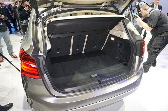 6 ILERI OTOMATIK ŞANZIMANLA SATILIYOR - Yeni Active Tourer önden çekişli olmasından dolayı, - mevcut BMW modellerinden çok, önden çekişli olarak - üretilen MINI modelleriyle benzerlikler gösteriyor. - Bunlardan biri de 6 ileri otomatik şanzıman.