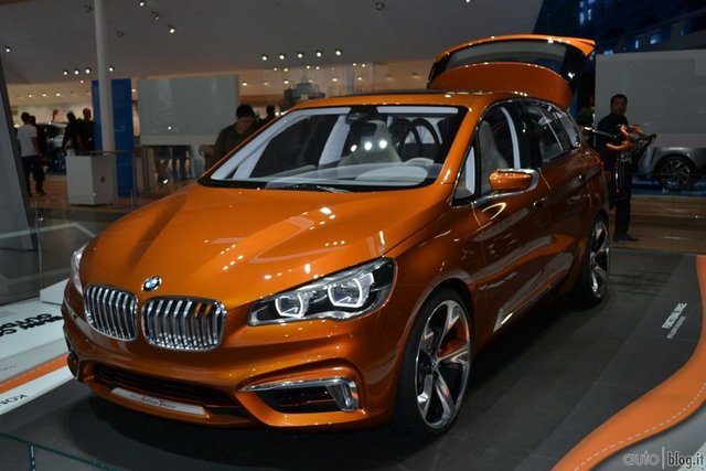 Marka - için yine bir ilk - olan ve enlemesine - konumlandırılan üç - silindirli yeni motor - serbest devri, gaz - pedalına son derece - hızlı tepki vermesi ve - sportif sesi ile oldukça - etkileyici.