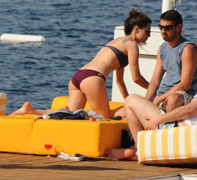 Özpirinççi, Apak ile tartışılan filmdeki sahnelerinin farklı lanse edilmeye çalışıldığını anlatırken, "Biz o sahneleri çekerken de okuduğumuz zaman da o kadar güvendik ki yönetmenimize. Aynı şekilde Sarp ile çok rahat, çok güzel çalıştım.