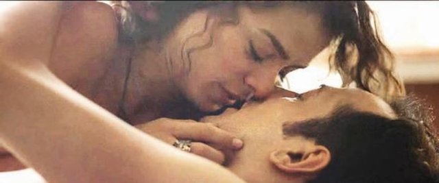 Kısa süre önce vizyona giren 'Karışık Kaset' filminin başrol oyuncularından Sarp Apak, magazin basınında geniş yer bulan Özge Özpirinçci ile ilgili "Hoş bir anı" olarak nitelendirdi.