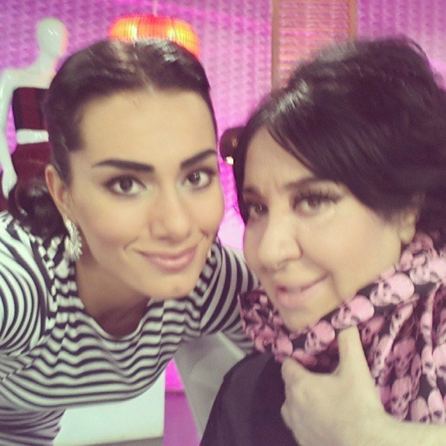 Geçtiğimiz günlerde jüri üyesi Nur Yerlitaş ile Nur Bozar arasında gergin anlar yaşanmıştı. Bozar, fotoğrafa düştüğü "Bizim kalplerimiz en fazla 10 dk kırılır birbirimize...Çünkü o bizim kraliçemiz" notuyla  tartışmanın izlerinin silindiği mesajını verdi.