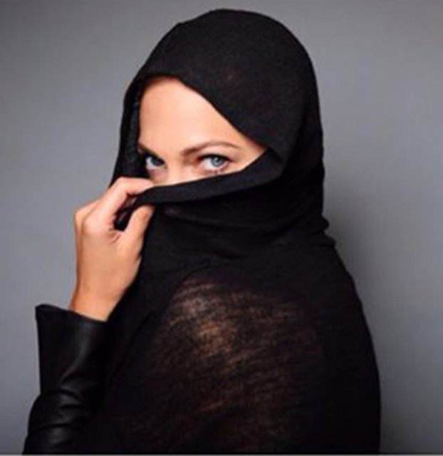 Siyah hırkasının kapüşonunu örterek objektif karşısına geçen oyuncu, o karelerin altına İngilizce "Pazar modu. En sevdiğim kapüşonumla" yazdı.