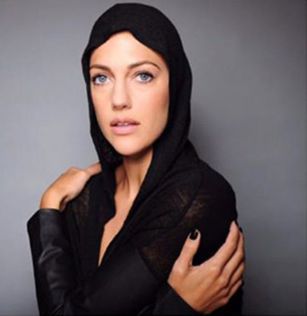 Türkiye'ye dönmeye hazırlanan Meryem Uzerli, fotoğrafçı arkadaşı Urban Ruths'a verdiği yeni pozları Instagram'da paylaştı.